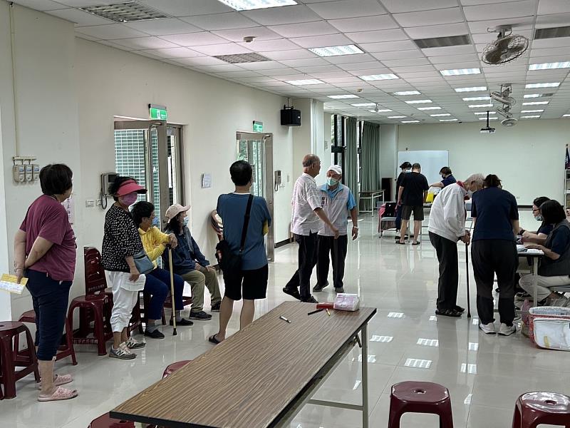 新竹市衛生局攜手醫療團隊前進社區為長輩們接種疫苗。