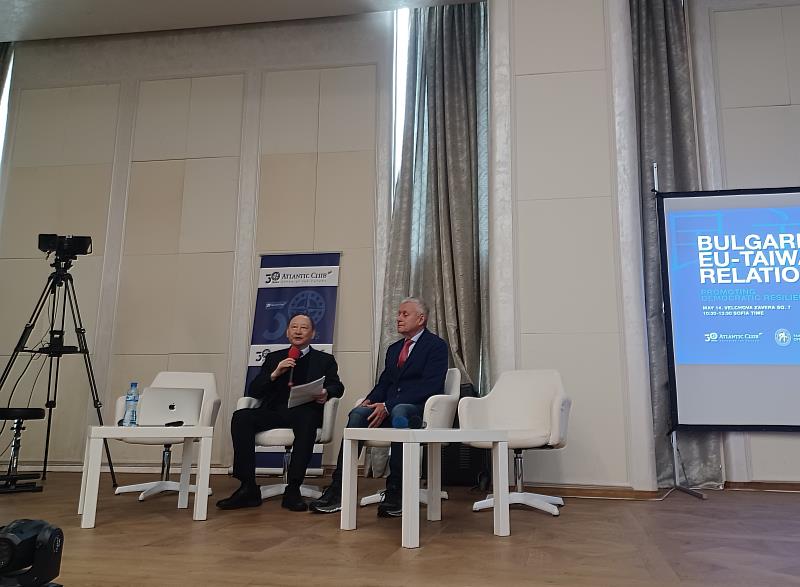 駐希臘代表郭時南（左）與保加利亞大西洋俱樂部(Atlantic Club of Bulgaria)主席、前外交部長帕西(Solomon Passy)本(5)月14日在「保‒歐‒台關係：加強民主韌性」國際研討會上致詞。