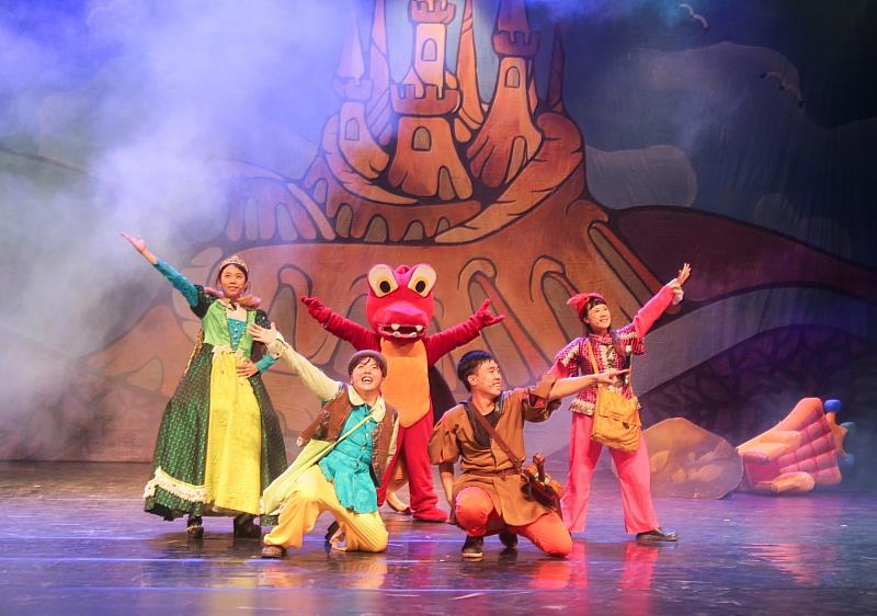 「愛『劇』在一起」公益兒童劇巡迴演出首場，於花蓮文化局演藝廳演出圓滿落幕，參與的親子家回饋相當踴躍熱烈，反應極佳。