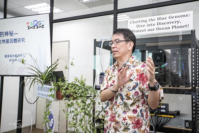 湯森林執行長為來賓解說臺灣海洋基因體中心的工作