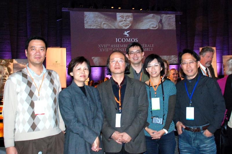 2011 年傅朝卿教授（左3）帶領學生赴聯合國教科文組織 ICOMOS會議