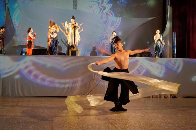 全國十大傑出青年國際知名舞者張逸軍老師與學生聯合演出。