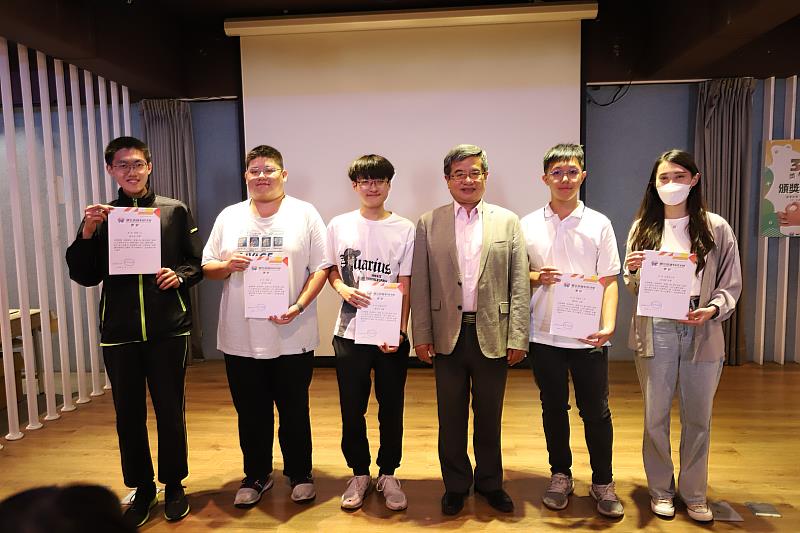 第23屆三Q獎學金頒獎，高科大一共51位學生獲獎，圖右三為高科大校長楊慶煜。