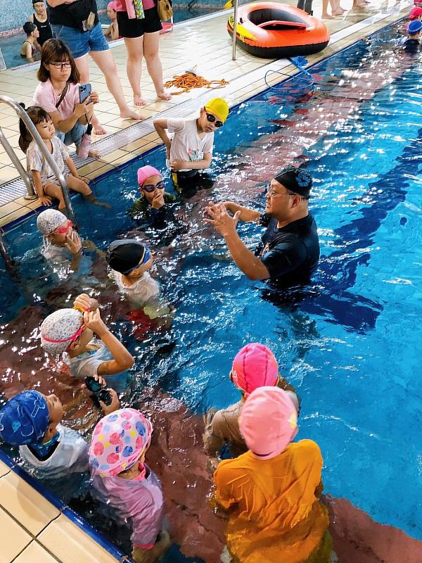 朝馬運動中心舉辦「小小救生員體驗營」 暑假孩童學習水中安全技能