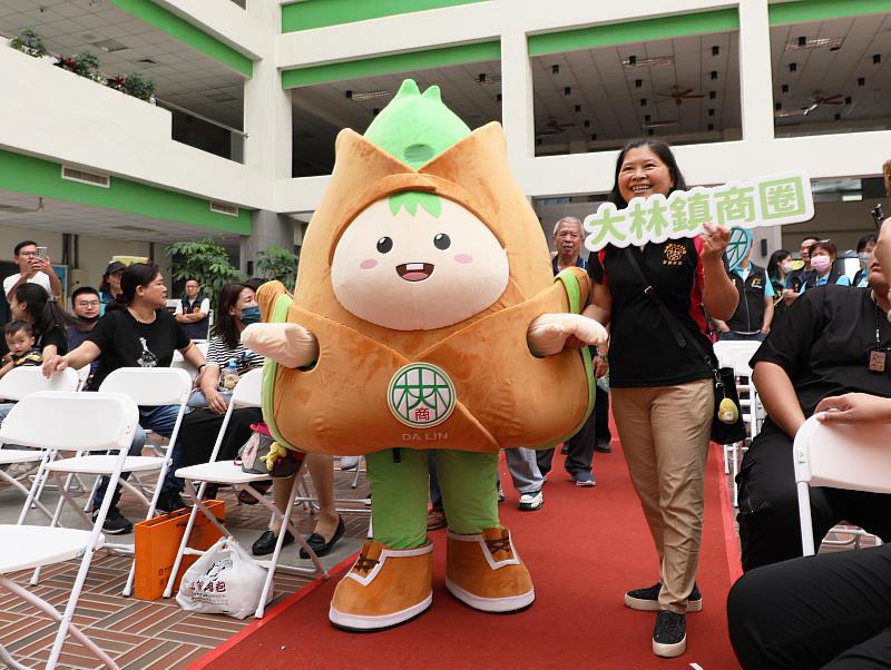 嘉義縣商圈美食東西軍爭霸戰頒獎典，超萌吉祥物「嘉林筍」首次亮相