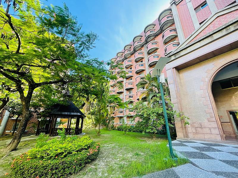 義守大學保證113學年度大一新生享有四年住宿保證，加上鄰近大型購物中心，優質環境讓義大生安居樂學(照片來源：義守大學提供)。.jpg