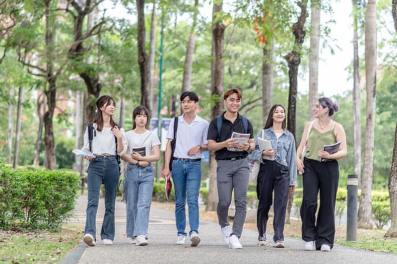 啟動大學四年「人脈養成記」，義守大學小型聯合國校園，助學子求學期間拓展國際視野與人脈(照片來源：義守大學提供)。m.jpg