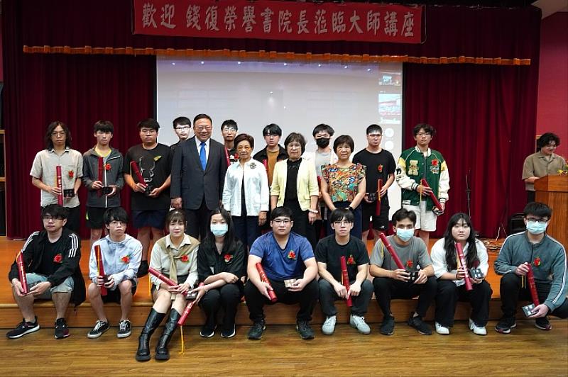 圖／中華書院日前舉辦結業式，結業生們與師長合影留念。