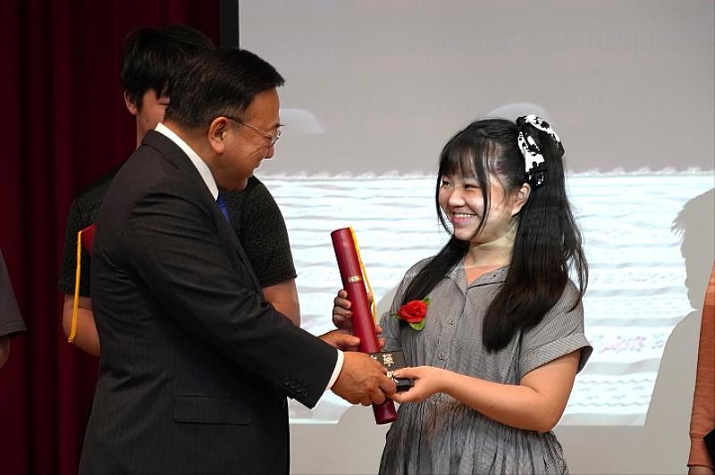 圖／中華大學劉維琪校長（左）頒發結業證書給同學們，勉勵同學持續學習。
