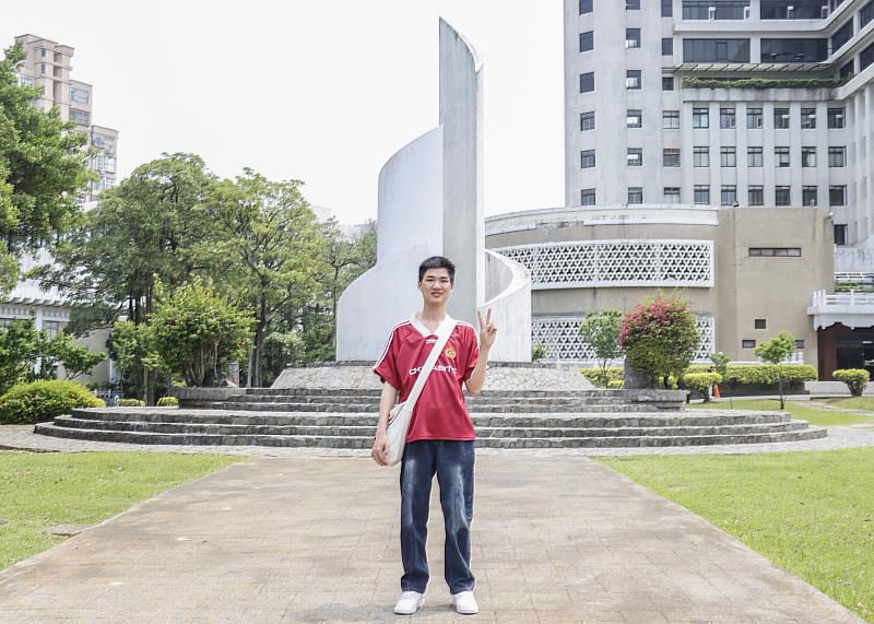 張登科為淡江大學國際專修部首位學生，對於大學生活充滿期待。