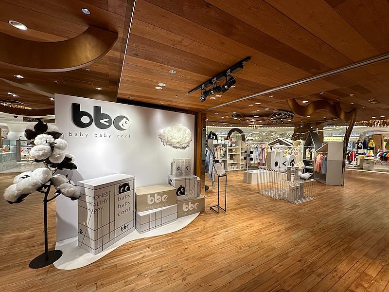 台灣全新時尚美學童裝 bbc 進駐新宿伊勢丹百貨快閃店，以黑白小精靈打造童趣空間，主打 LUXURY 系列展現孩童簡約高雅氣質。