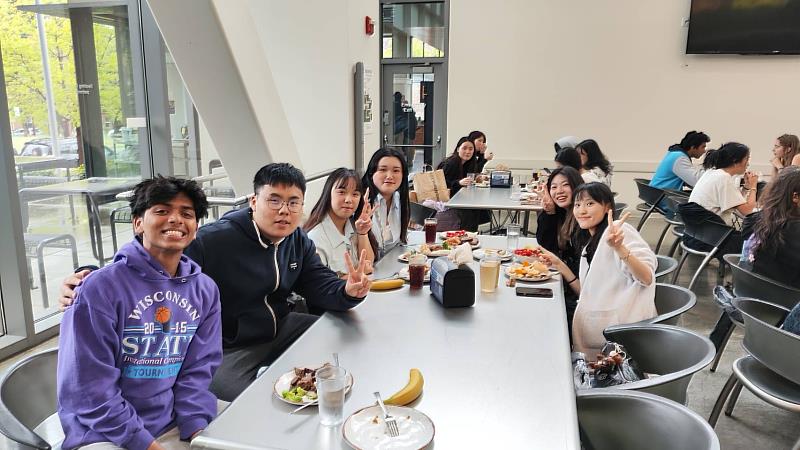 文化大學學生從實際點餐及買東西的活動中，練習英文口說及聽力學習收穫滿滿。