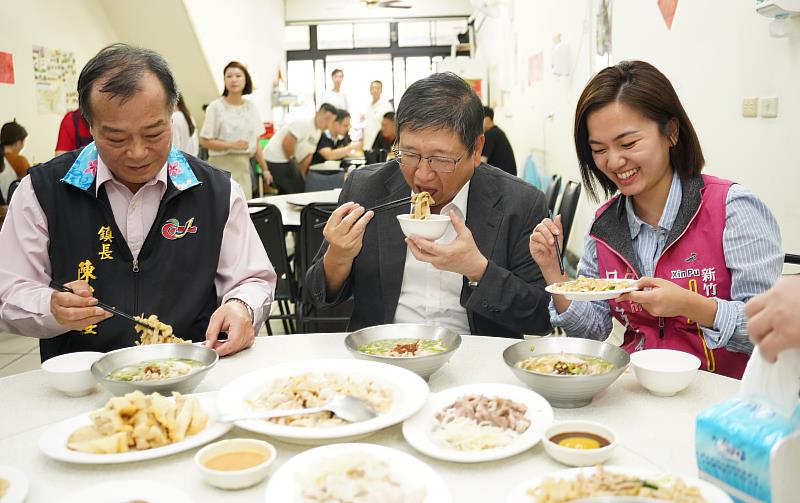 新埔鎮長陳英樓、新竹縣長楊文科及議員呂宛庭(左至右)一起大口吃粄條。