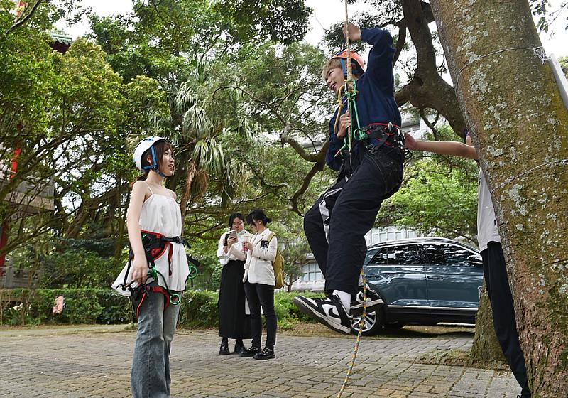 文化大學森保系攀樹體驗，吸引許多考生報名。