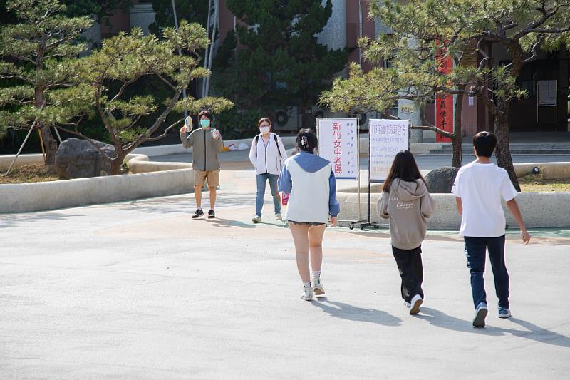 副市長邱臣遠視察新竹女中考生試場