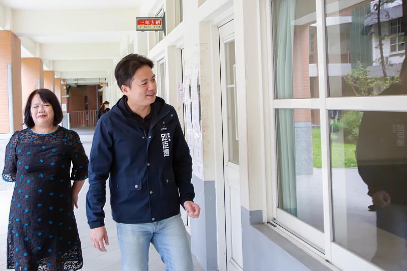 副市長邱臣遠視察新竹女中考生試場