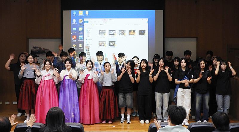文化大學韓文系及學生社團學生分組交流，增進彼此了解與友誼。