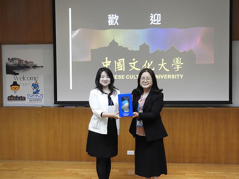 文化大學李亦君學務長(左)與慶尚大學姜貞和學務長交流後，互贈禮物。