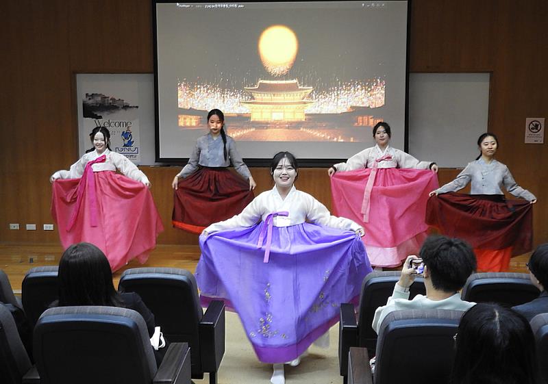 慶尚大學以韓國歌曲社團表演，與台灣學生互動。