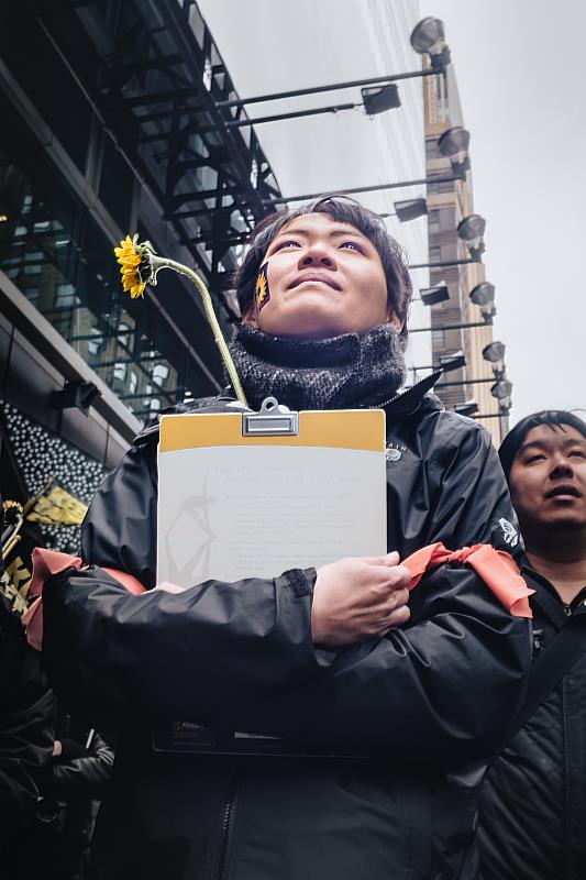 攝影家洪延平參展作品「紐約的太陽花集會」捕捉人民參與社會運動的身影