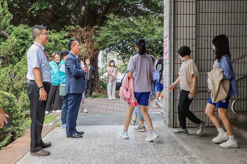 國中教育會考今早登場 翁章梁視察考場為學生打氣-2