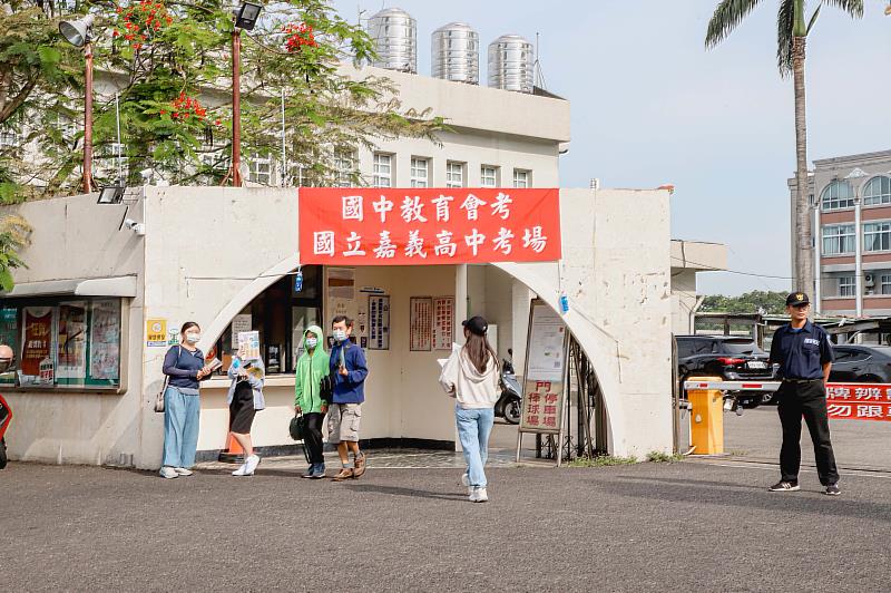 國中教育會考今早登場 翁章梁視察考場為學生打氣-3