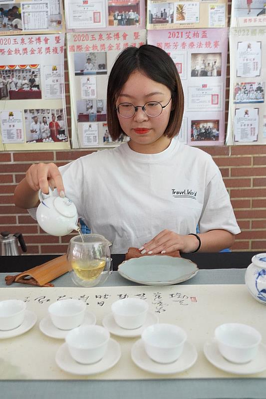 大葉大學藥保系學生泡系上自製的茶請考生品嘗