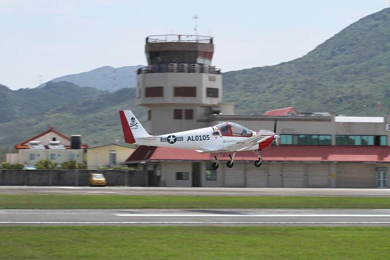 今（18日）5架超輕航機從最北高樹飛渡至恆春機場