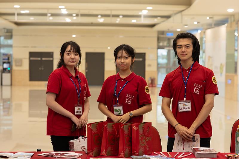 世新校園親善大使「翠谷薪傳人」在校內各地駐點服務考生。（世新大學提供）