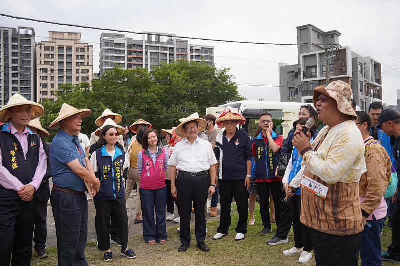 官網DSC05988農村水保署日前到新埔鎮旱坑社區現地評審，新竹縣長楊文科（中白衣）到場陪同，表達支持。