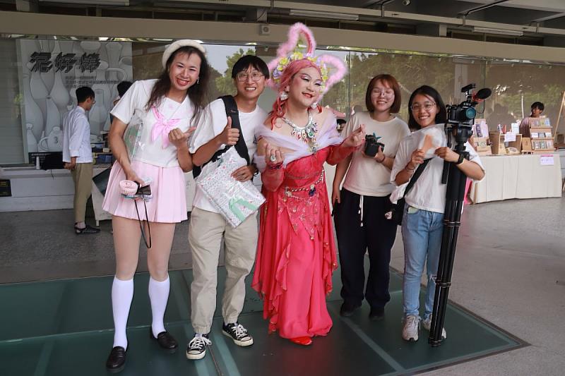 國際百變天后鄧百百（中）代表陽光酷兒中心出席台南粉紅點，希望能讓更多人認識變裝藝術的核心