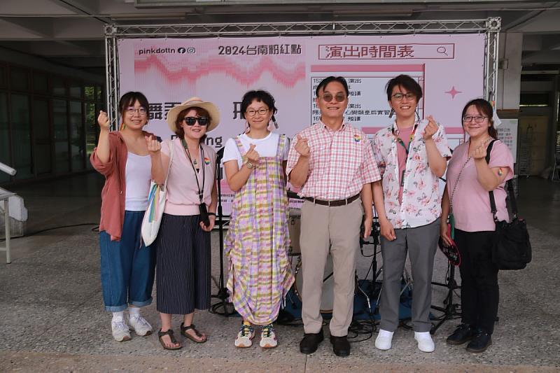 2024 第十屆台南粉紅點 Pink Dot─響應國際不再恐同日，於成大光復校區活動中心藝廊前開放空間登場，師生們穿著粉色衣物參與活動