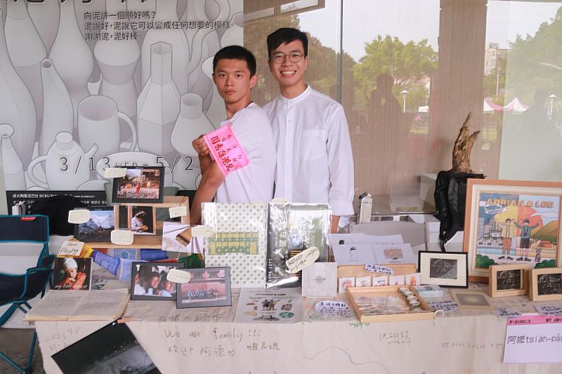 25 歲來自香港的阿賢（右）與伴侶 LEO 分享出櫃與同婚的心路歷程