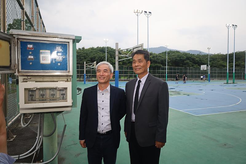 悠遊卡公司林志盈董事長參觀東華大學籃球場悠遊卡燈光收費設施。
