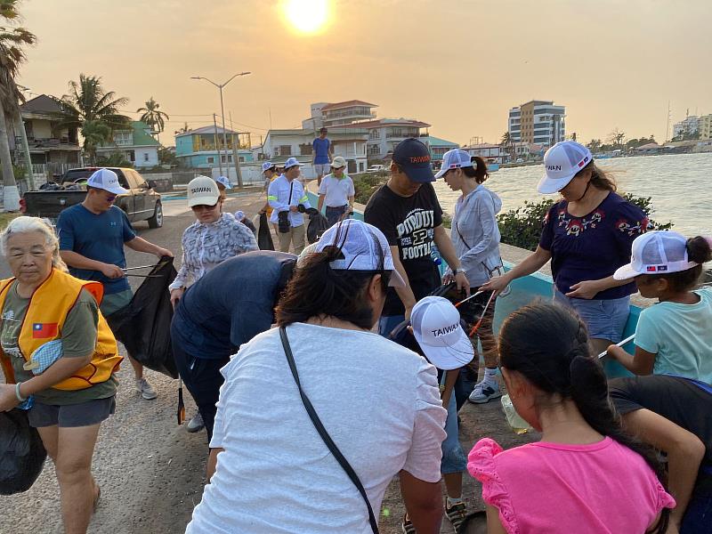 近50人從大使館出發，戴著印有Taiwan字樣的棒球帽，撿拾海岸邊的垃圾，