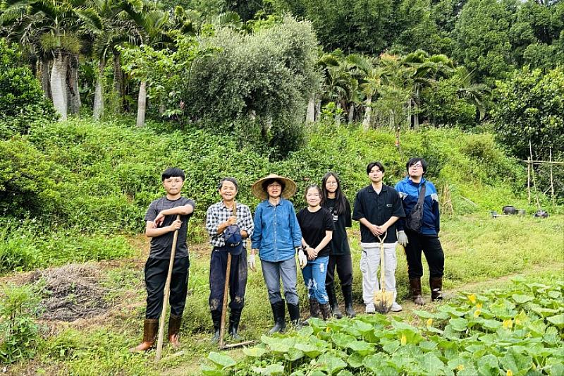 圖／中華大學景觀建築學系陳湘媛主任（左3）和系上學生，與鍾家伙房鍾兆堂總幹事（左2）一同整地種下希望樹。