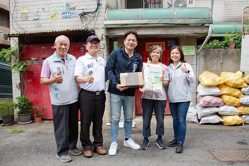 圖1.邱臣遠副市長關懷回收個體戶並送上端午禮品