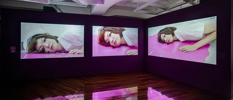 二樓「反身顯影」子題展出多件錄像作品，參展藝術家廖祈羽透過角色扮演與模擬情境，呈現生活中無法言說的感觸。