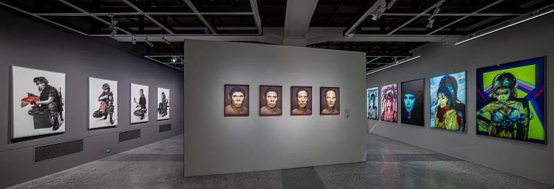 三樓的「凝視自我」子題，呈現當代藝術家使用數位科技等技術改變或疊合自我影像。