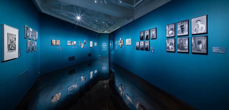 三樓的「凝視自我」子題，展示從日治時期至解嚴後珍貴的攝影家自我影像。