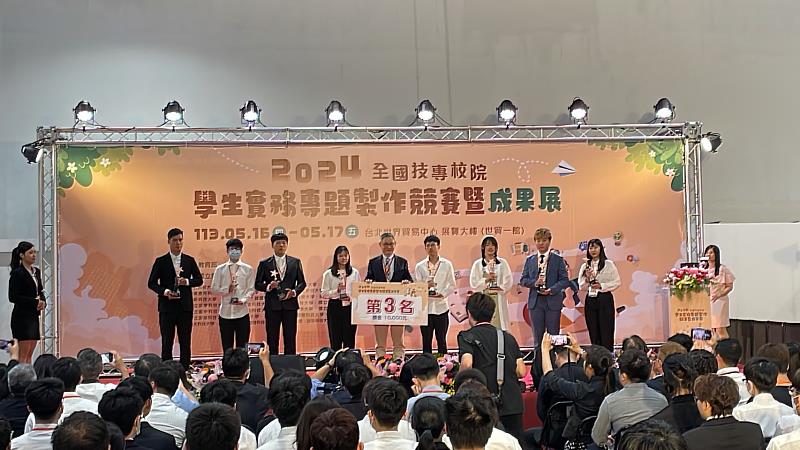 企管系三年級謝文凱(右2)與其他商業類獲獎同學一同領獎