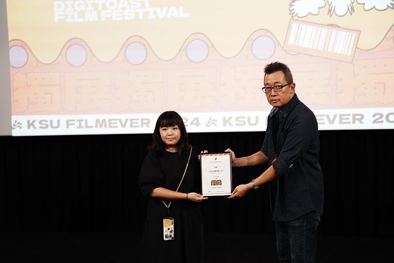 視訊系徐東翔老師(右)頒發銅獎作品《天色斑斕的那一天》