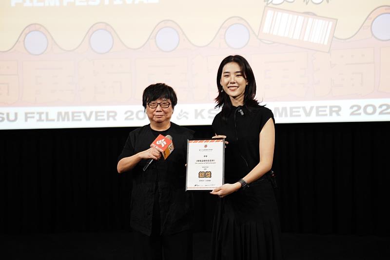 視訊系主任胡佩芸(左)頒發銀獎作品《像我這樣的白芝麻》