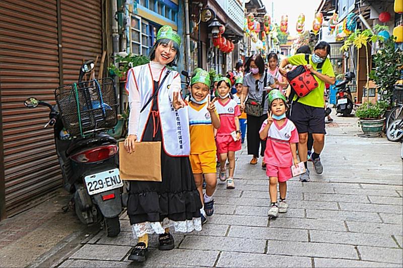 南臺科大神農街博物館館員引導協進幼兒園學童在神農街上移動闖關的情景