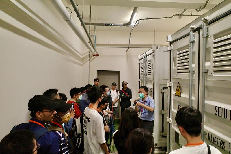 學生們參訪全釩氧化還原液流電池（圖/臺南市經濟發展局 提供）