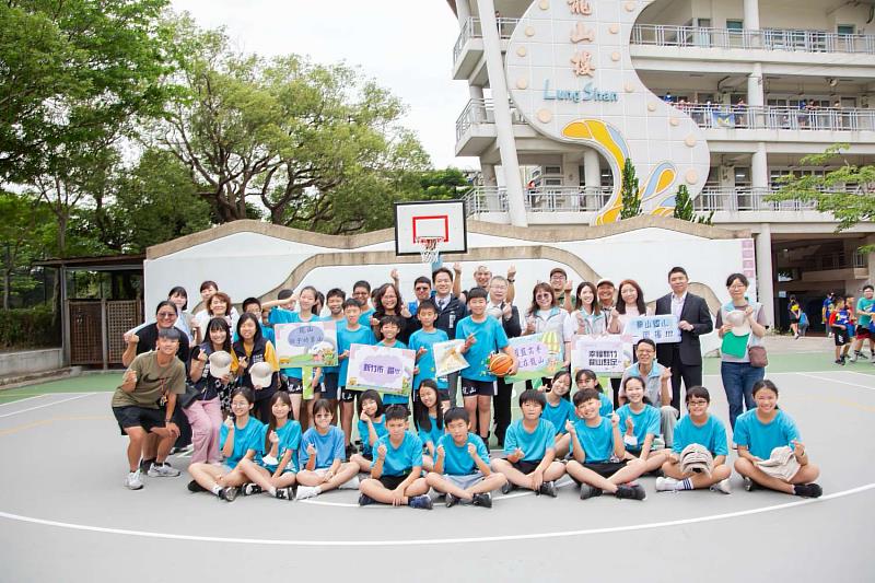 龍山國小籃球場鋪面整建工程完工啟用　邱臣遠副市長視察：為學童創建舒適安全的運動環境
