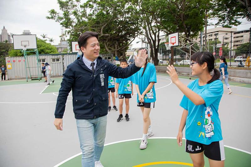 圖3 邱副市長、里長們、議員助理與龍山國小籃球隊學生一起打球
