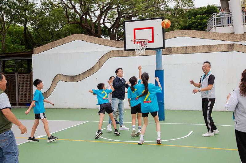 圖4 邱副市長、里長們、議員助理與龍山國小籃球隊學生一起打球