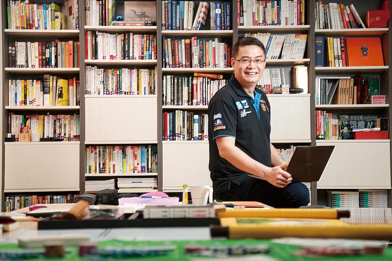 「超級數字力」創辦人MJ林明樟打造「拓學院」，期望將自身經驗傳承給更多中小企業主。（資料來源：拓學院）