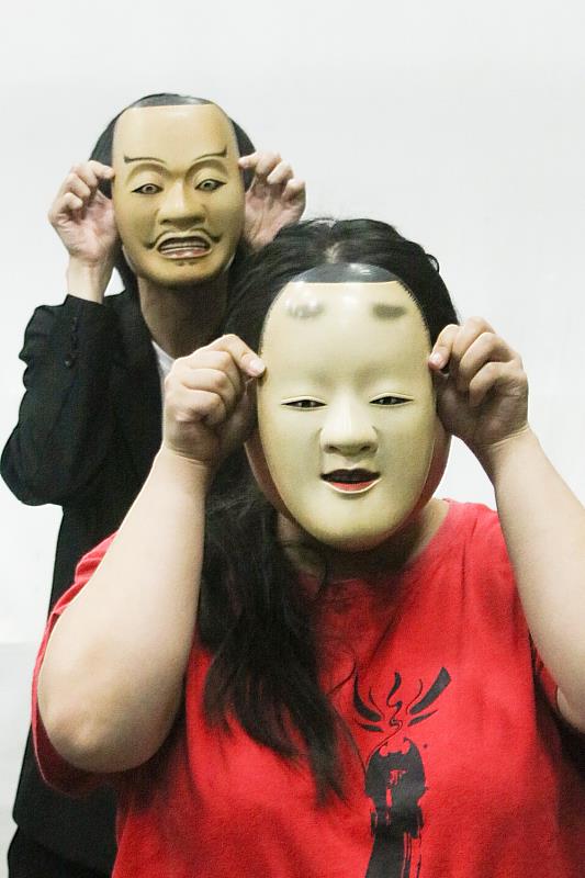 梅若大師展示由檜木打造的昂貴面具，說明能樂面具的種類與特徵，也邀請全體師生戴起面具，感受能樂表演者的特殊魅力